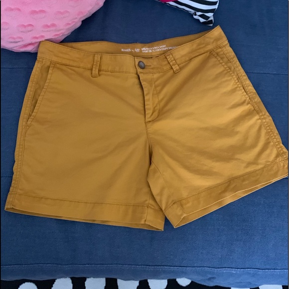 GAP Khaki 5in Short - Picture 2 of 7